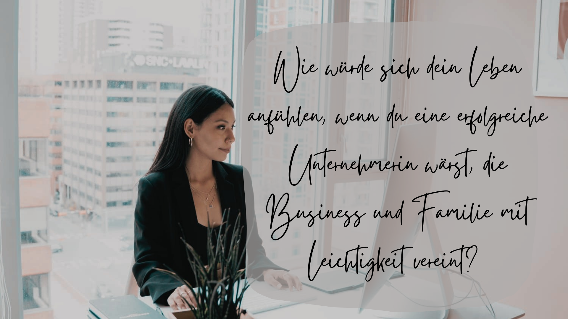 Quote_1 Frau sitzt vor PC. Textelement: Wie würde sich dein Leben anfühlen, wenn du eine erfolgreiche Unternehmerin wärst, die Business und Familie mit Leichtigkeit vereint?